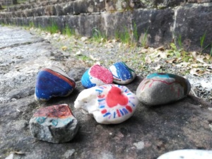 Bemalte Steine bei den Ökumenischen Kinderbibeltagen