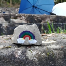 Regenbogen-Stein bei den Ökumenischen Kinderbibeltagen