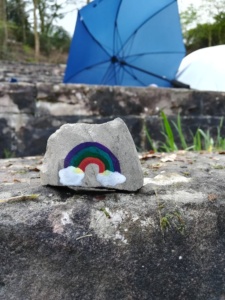 Regenbogen-Stein bei den Ökumenischen Kinderbibeltagen