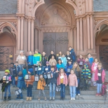 Gruppenbild der Teilnehmenden bei den Kinderbibeltagen vor der Pforte von St. Peter