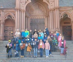 Gruppenbild der Teilnehmenden bei den Kinderbibeltagen vor der Pforte von St. Peter