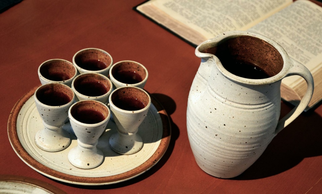 Krug und kleine Becher zur Feier des Abendmahls